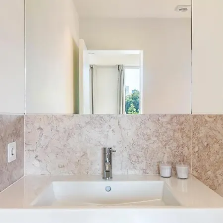 Modern 1 Bedroom With Balcony Apartment *
