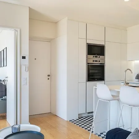 Modern 1 Bedroom With Balcony * Lisbon