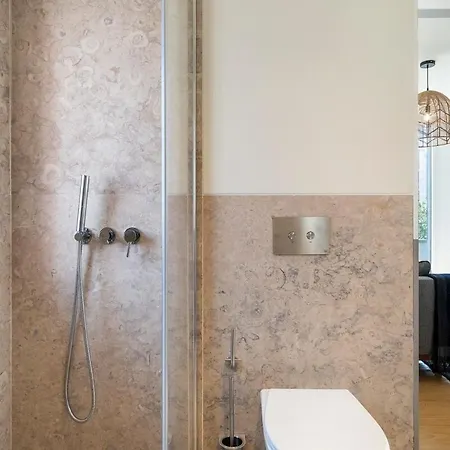 Apartment Modern 1 Bedroom With Balcony *