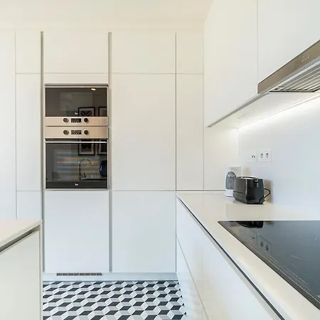 Modern 1 Bedroom With Balcony *