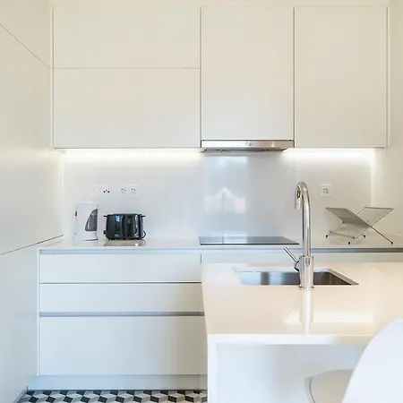 Modern 1 Bedroom With Balcony Apartment *
